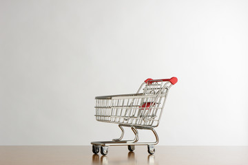 Carro de la compra de juguete en la mesa