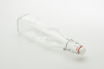 Botella con tapón sobre fondo blanco