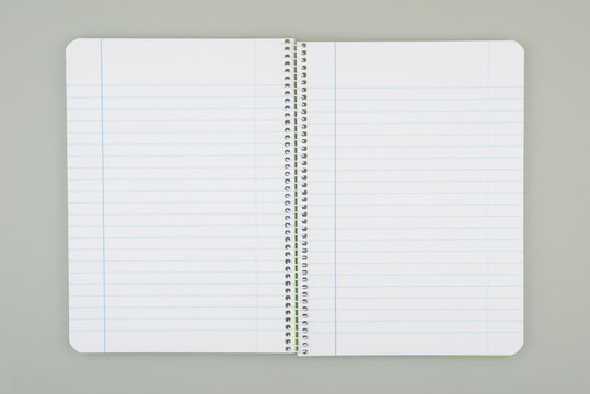 Cuaderno abierto por la mitad con dibujo de l&iacute;neas