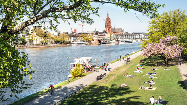 Frankfurt am Main im Fr&uuml;hling, junge Leute chillen am Ufer, Deutschland
