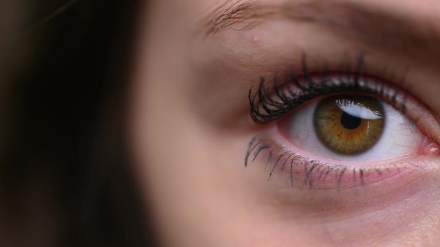 Giovane bella ragazza apre gli occhi guardando in camera 