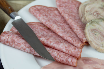 assiette de charcuterie et baguette de pain sur une table