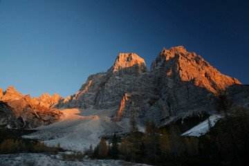 Monte Pelmo im Abendlicht, Gebirgsstock in den Dolomiten, Provinz Beluno, Venetien, Italien, Europa