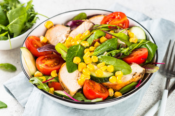 Salad with Chicken and vevetables.
