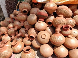 Fototapeta na wymiar clay pots on the street