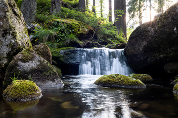 Ein kleiner Wasserfall im Riesengebirge in Tschechien.