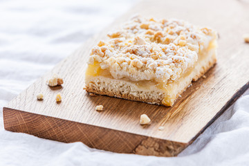 Apfelstreuselkuchen serviert auf einem Eichebrett