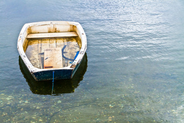Obraz premium Small Dingy on Menemsha Pond, Chilmark, Massachusetts, USA
