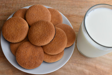 LECHE CON GALLETAS