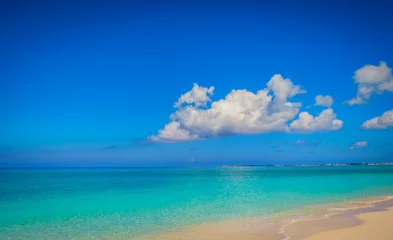 Deurstickers Seven Mile Beach, Grand Cayman Leeg Seven Mile Beach in het Caribisch gebied tijdens opsluiting, Grand Cayman, Kaaimaneilanden