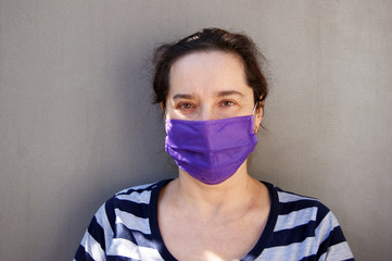 The image face of a senior woman wearing a medicine mask.