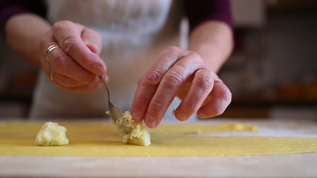 Fasi di preparazione della pasta italiana con uova e farina 