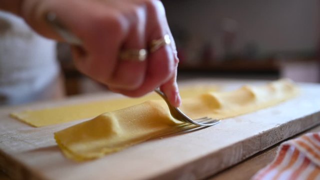 Fasi di preparazione della pasta italiana con uova e farina 