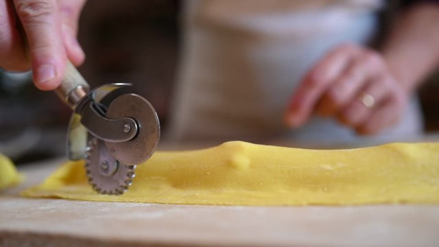 Fasi di preparazione della pasta italiana con uova e farina 