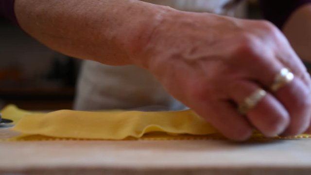 Fasi di preparazione della pasta italiana con uova e farina 