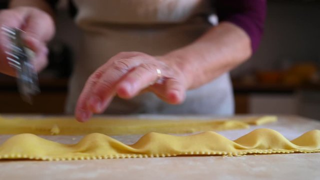 Fasi di preparazione della pasta italiana con uova e farina 