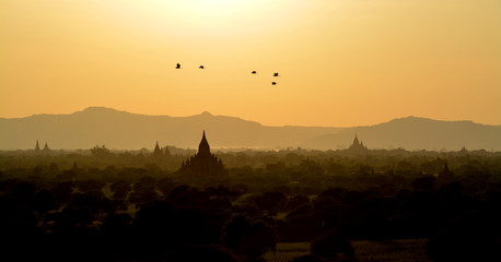 Fototapeta premium Sundown over the Bagan temples. Myanmar.