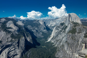 A view from Yosemite National Park seen from the glaciar point.