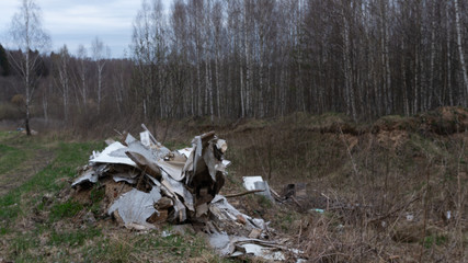 Obraz premium environmental pollution. garbage dump. people's indifference to natureempty bottles, garbage, construction waste