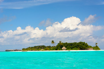 
Vacanze su spiagge coralline nel mare delle Maldive