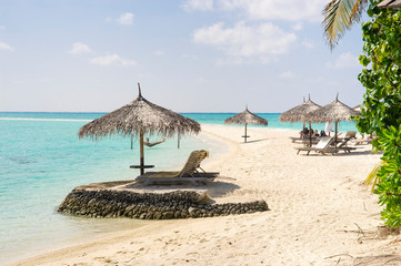 Vacanze su spiagge coralline nel mare delle Maldive