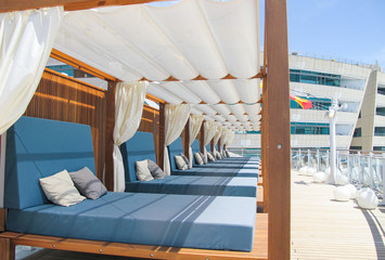 Ruheliegen oder Cabanas auf Sonnendeck von Luxus Kreuzfahrtschiff während Traumurlaub auf MS...