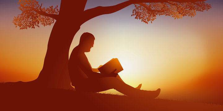 Concept d’un moment de détente avec un homme qui profite d’un moment de solitude et de tranquilité pour lire un livre au pied d’un arbre.