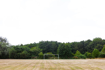 Fußballplatz mit Tor ohne Netz und frisch gemähten Rasen