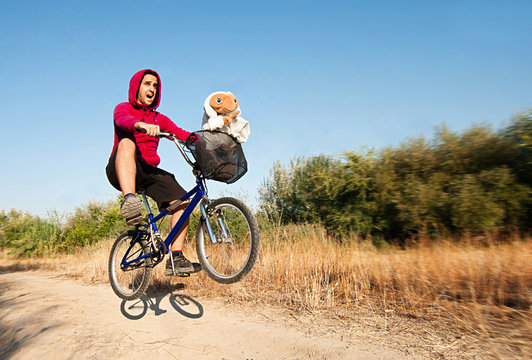 modelo hombre con bicicleta al aire.