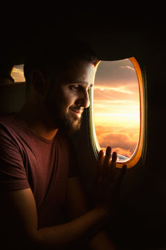 hombre mirando por la ventana de un avi&oacute;n