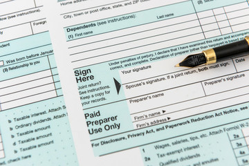 Obraz premium 1040 tax form with pen, finance document