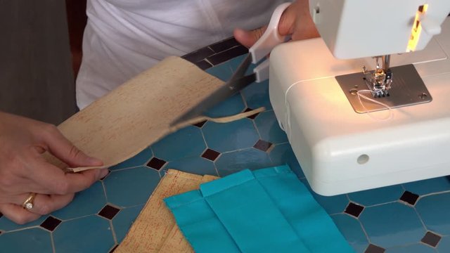 Couper du tissu avec une paire de ciseaux