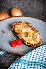 Gefüllte Aubergine mit Käse überbacken