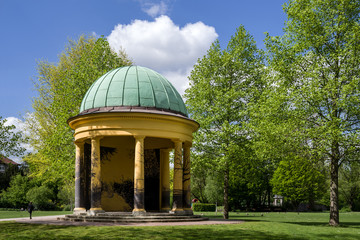 Obraz premium Monopteros im Hayns Park Hamburg Eppendorf sonnig entzerrt