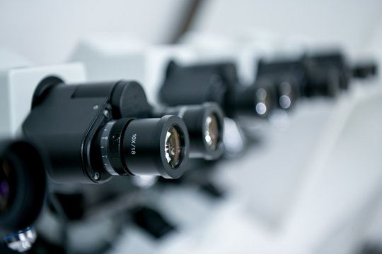 Acercamiento a detalle de microscopios