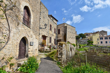 Fototapeta na wymiar A narrow street in the medieval town of Terracina, Italy