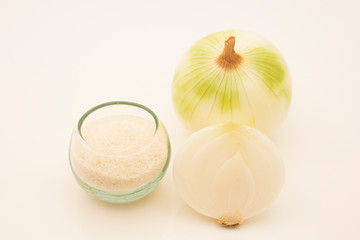 Obraz na płótnie Canvas Fresh and natural ground white onion or onion powder.