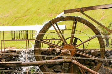 Roda de moinho na fazenda movido à água