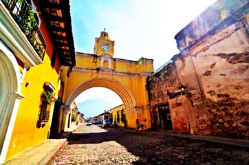 Brama w mieście Antigua w Gwatemali - obrazy, fototapety, plakaty