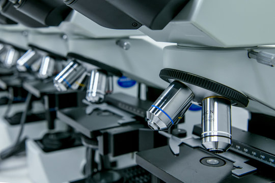 Acercamiento a detalle de microscopios