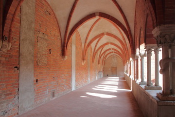 CHIOSTRO ABBAZIA DI CHIARAVALLE IN ITALIA