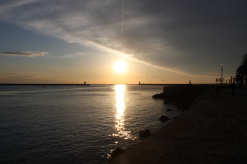 Obraz premium Sunset at the ocean, silhouettes, natural colors