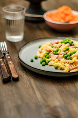Pasta with green peas and ham