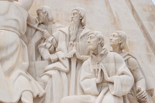 Betender und Schwertträger: Detail des Denkmals der Entdeckungen in Lissabon