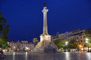Fototapeta na wymiar Rossio Platz in Lissabon bei Nacht