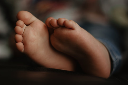 baby feet in bed