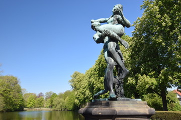 Fototapeta na wymiar Raub der Sabinerin, Skulptur im Bückeburger Schlosspark