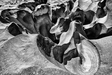 Textura de pedras em trilha montanhosa na chapada dos Veadeiros. Rochas ásperas em alto contraste.