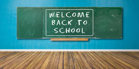 Welcome back to School Text at green chalkboard, blackboard texture with copy space hangs on blue grunge wall and wooden floor 3D-Illustration