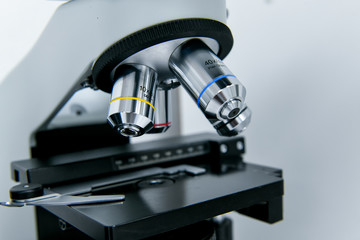 Acercamiento a detalle de microscopio